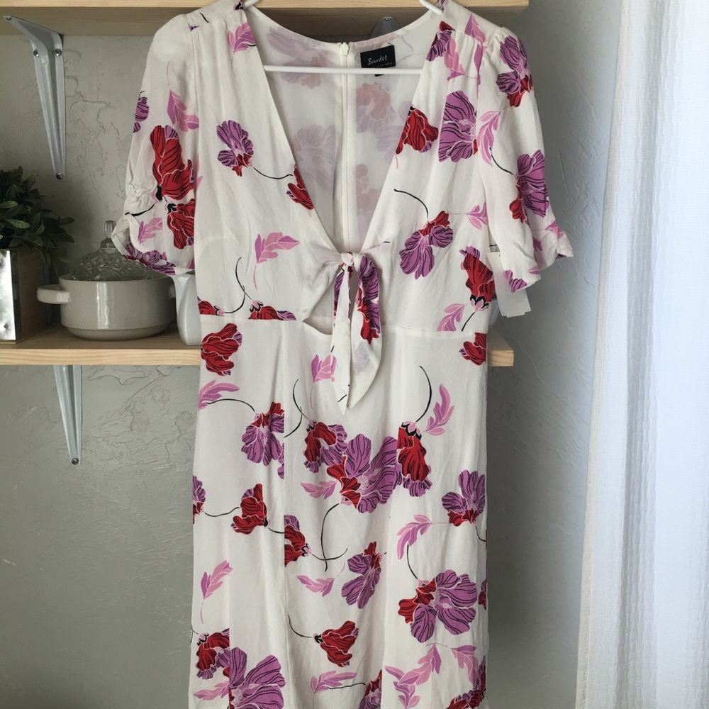 White floral mini dress! Hole underneath chest😍😍